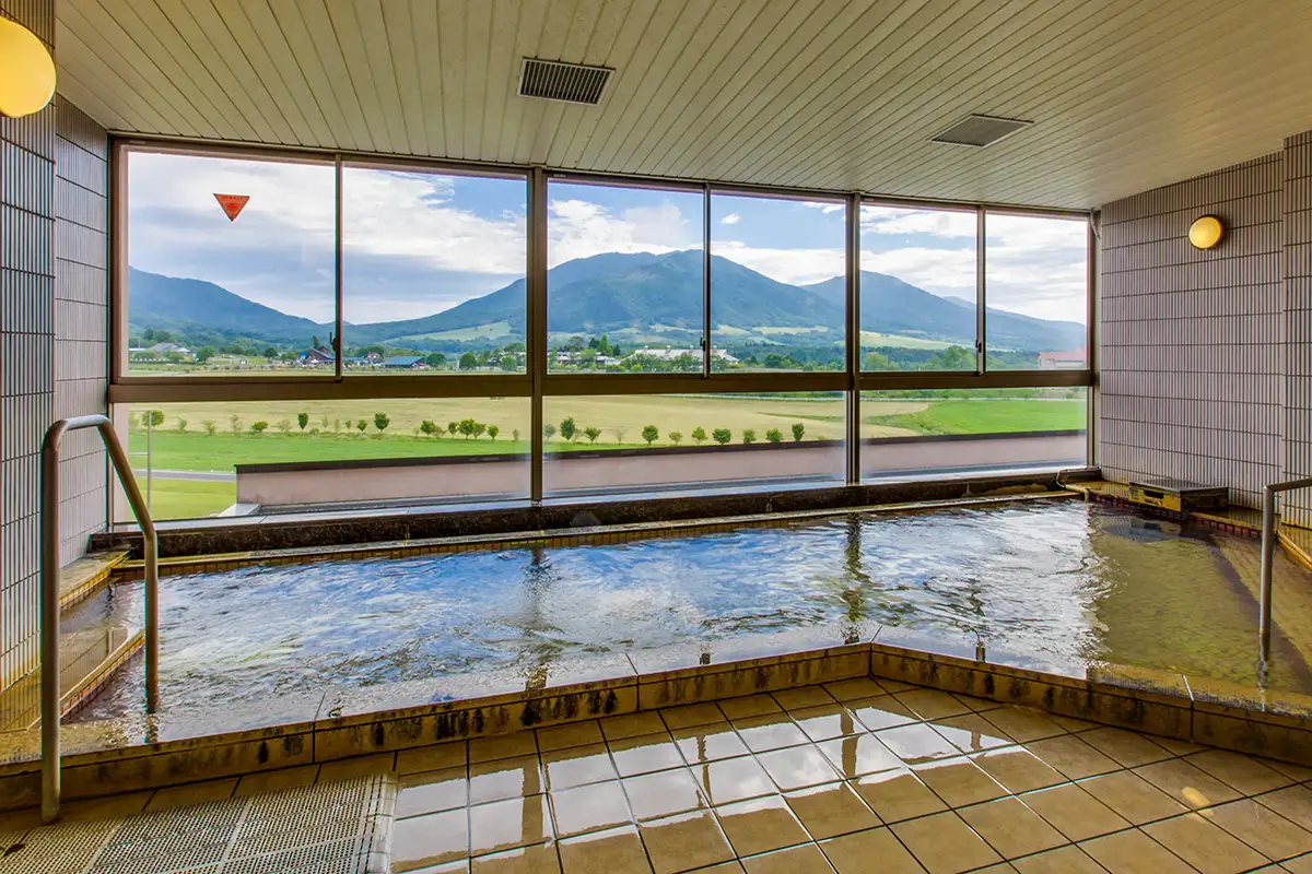 蒜山三座を一望できる天然ラドン温泉「高原の湯」